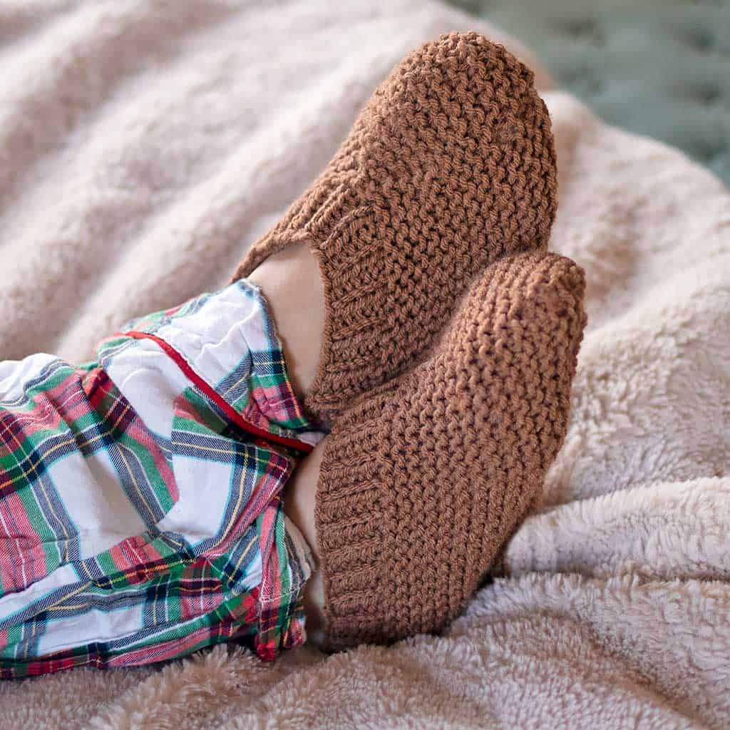 Women's Knit Slippers From Rectangle – Do it yourself | Knit slippers free  pattern, Knitted slippers pattern, Knitting women